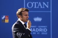 Macron alaba el trabajo de los bomberos durante su visita a Gironda