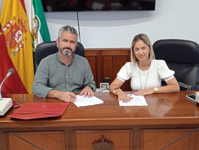 Lucía Trujillo con el alcalde de Benalup.