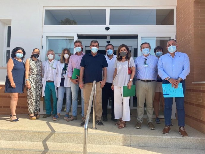 La delegada de Salud y Familias de la Junta de Andalucía, María Jesús Botella, en su encuentro con los alcaldes de la Zona Básica de Fuente Palmera.