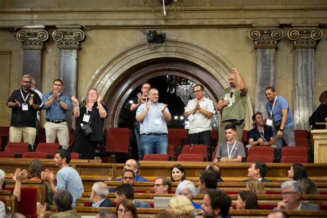 El pleno del Parlament aprueba el decreto ley de las VTC y representantes de los taxistas aplauden desde la tribuna de invitados, a 20 de julio de 2022.