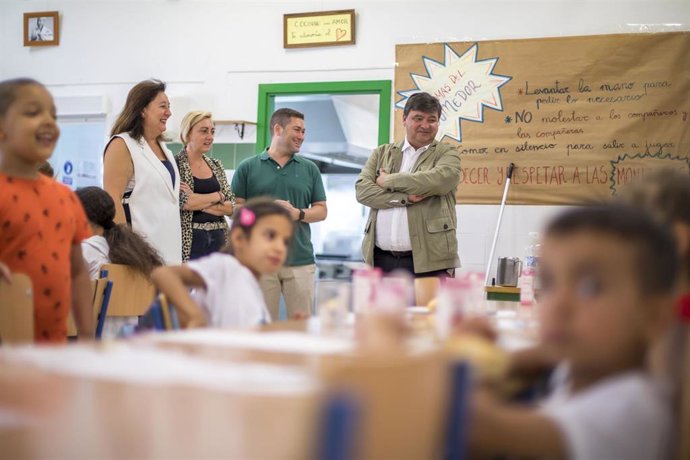 El alcalde de Huelva, Gabriel Cruz, en su visita a la Escuela de Verano de la Asociación Olontense contra la Droga.