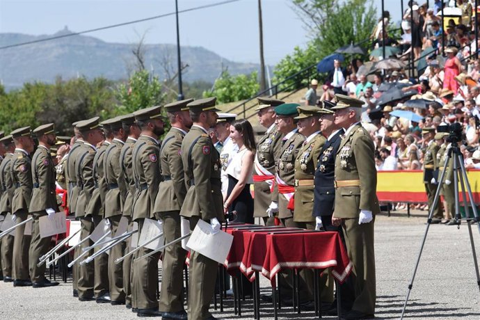 La nueva promoción de la Escala de Suboficiales del Ejército de Tierra, durante el acto de entrega de los Reales Despachos, en la Academia General Básica de Suboficiales (AGBS) de Talarn, a 5 de julio de 2022, en Talarn, Lleida, Cataluña (España).