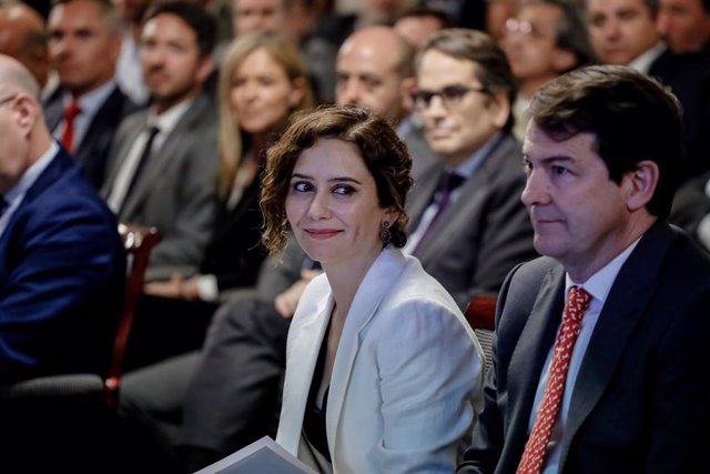 Archivo - La presidenta de la Comunidad de Madrid, Isabel Díaz Ayuso y el presidente de la Junta de Castilla y León, Alfonso Fernández Mañueco, 