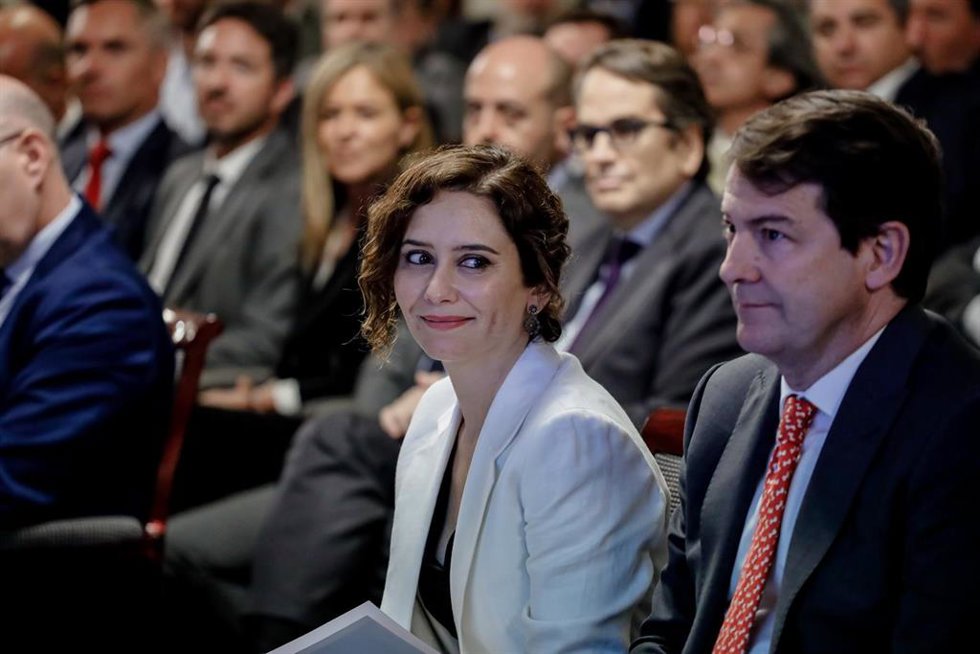 Archivo - La presidenta de la Comunidad de Madrid, Isabel Díaz Ayuso y el presidente de la Junta de Castilla y León, Alfonso Fernández Mañueco,
