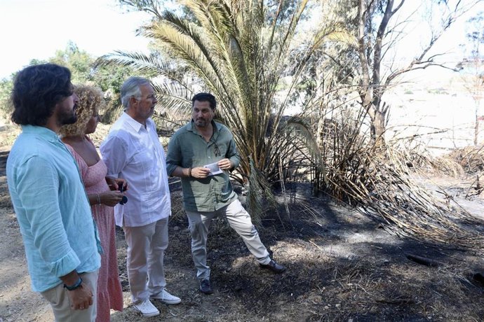 Concejales del PP del Ayuntamiento de Huelva en su visita a la zona de El Conquero afectada por el incendio el pasado lunes.
