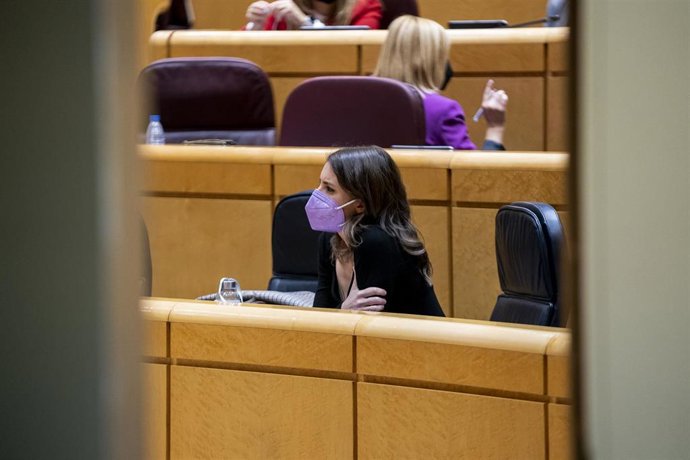Archivo - La ministra de Igualdad, Irene Montero, en una sesión de control al Gobierno en el Senado, a 8 de marzo de 2022, en Madrid (España). La guerra en Ucrania y sus derivadas económicas acaparan este pleno en el que no están presentes ni el jefe de