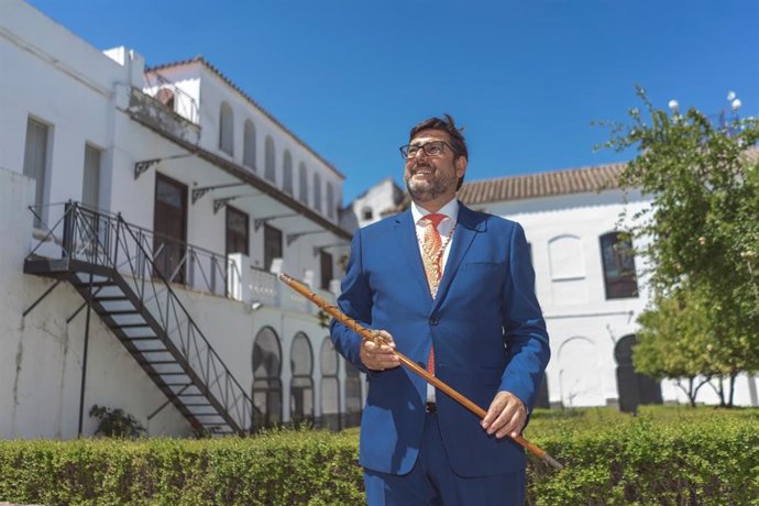 El alcalde de Utrera, José María Villalobos, con el bastón de mando de regidor.