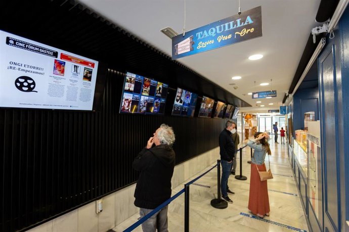 Archivo - Clientes observan la cartelera antes de entrar a una de las salas de los Cines Florida en Vitoria-Gasteiz