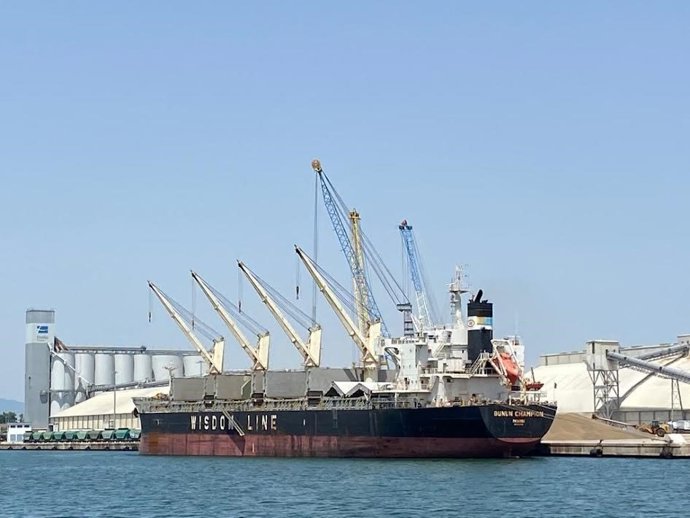 Un vaixell al Port de Tarragona