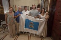 El alcalde de Huelva recibe a Álvaro Robles, proclamado campeón absoluto de tenis de mesa en los Juegos del Mediterráneo