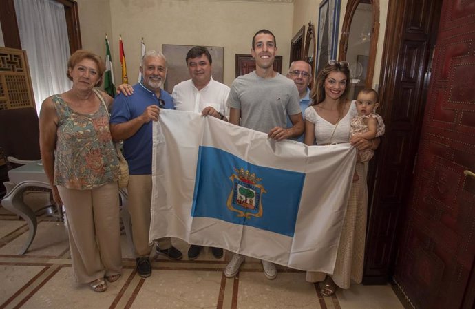 Recepción en el Ayuntamiento al deportista onubense Álvaro Robles.