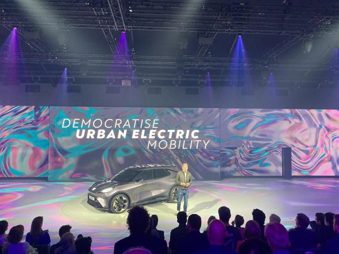 Archivo - El ceo de Seat y Cupra, Wayne Griffiths, junto al Cupra UrbanRebel.