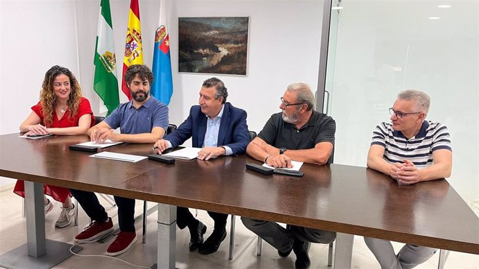 El alcalde, en el centro, flanquedo por los secretarios generales de CCOO (a la izquierda de la imagen) y de UGT (a la derecha)