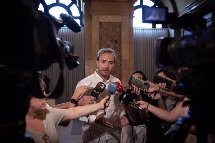 El director de asuntos púlicos de Cabify, Javier Dorado, en declaraciones a los medios en el Parlament de Catalunya