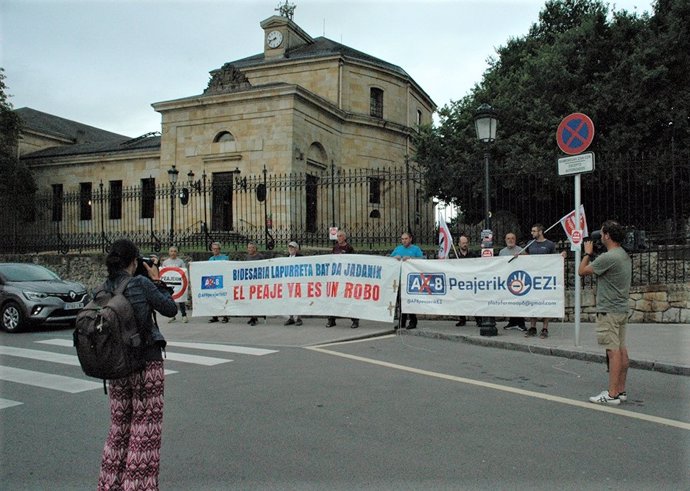 Archivo - Transportistas protestan en Gernika contra el peaje a camiones en Bizkaia