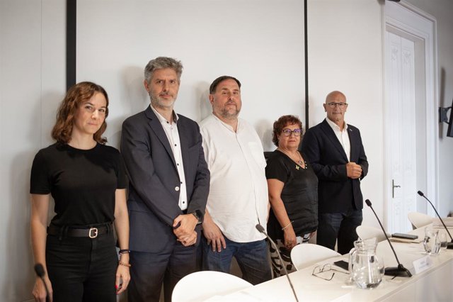 Oriol Junqueras, Dolors Bassa i Raül Romeva al costat dels advocats Andreu Van den Eynde i Clara Serra