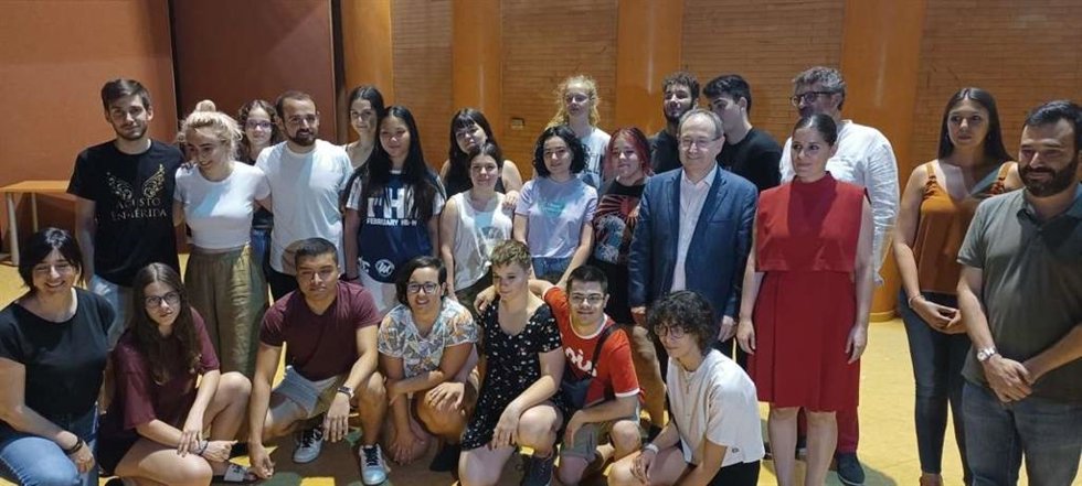 Visita a los participantes en el campo de voluntariado juvenil del Festival de Mérida