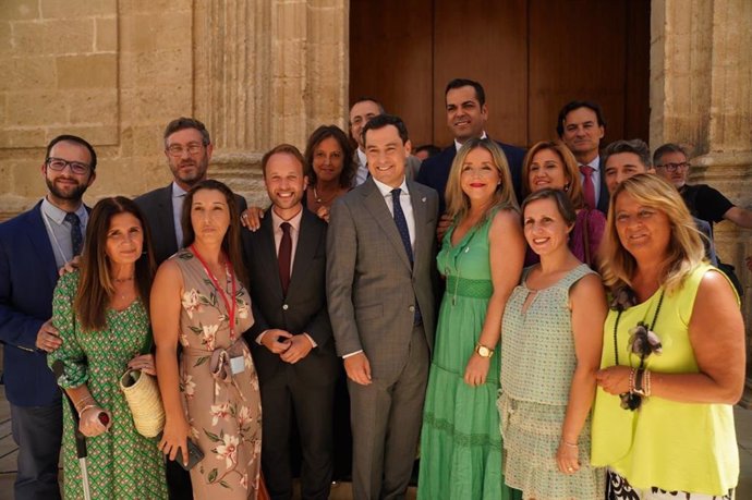 Domínguez y otros miembros del PP de Jaén junto a Juanma Moreno.