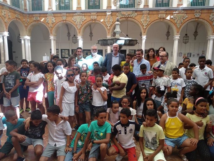 Archivo - El presidente de la Diputación, Antonio Ruiz (centro), recibe a los niños saharauis en el programa de 'Vacaciones en Paz' DE 2019.