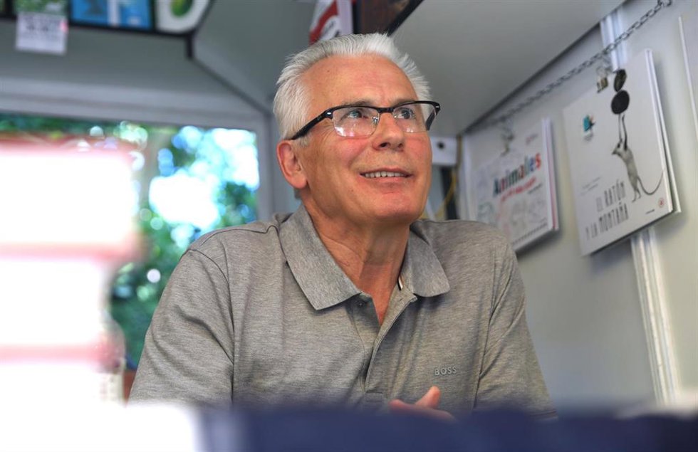 Archivo - El juez Baltasar Garzón firma libros en la caseta de la Librería Letras en la Feria del Libro 2022, en el Parque de El Retiro.