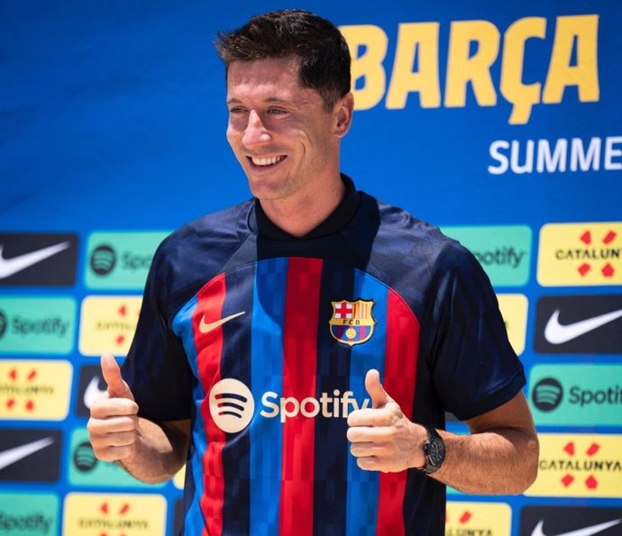 El delantero polaco Robert Lewandowski  en su acto de bienvenida con el FC Barcelona