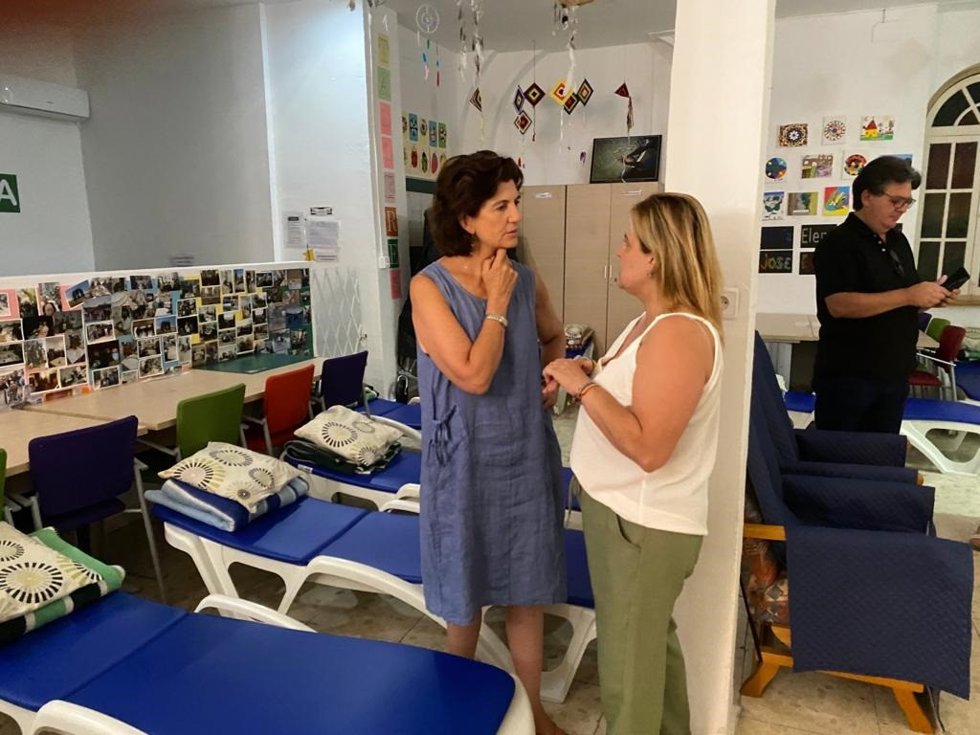 La concejal de Derechos Sociales de Granada, Nuria Gutiérrez, y la edil de Unidas Podemos Elisa Cabrerizo en el Centro de Alta Tolerancia para personas sin hogar.