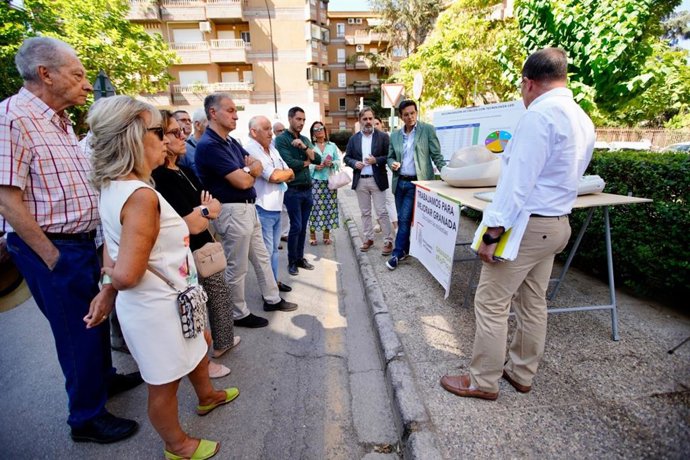 El alcalde de Granada, Francisco Cuenca, en una visita en el entorno del Palacio de Congresos.