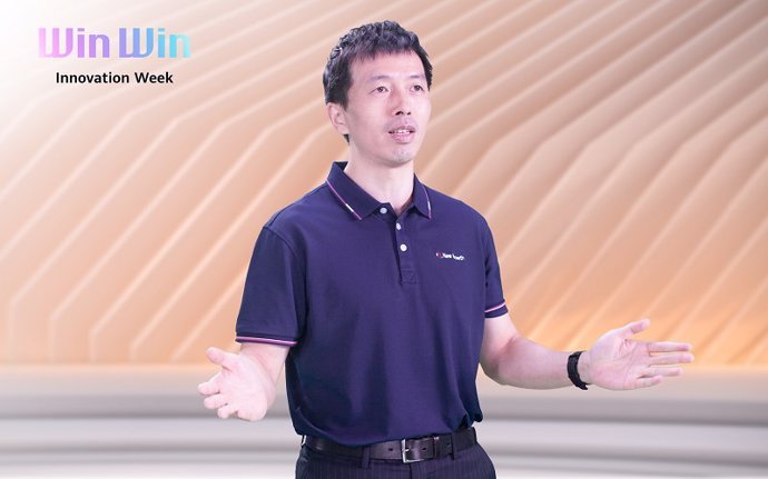 Peng Song speaking at the Carrier Cloud Transformation Summit during Win-WinHuawei Innovation Week