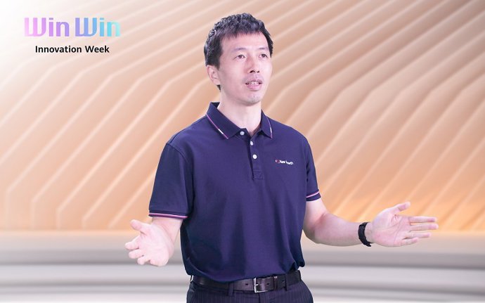 Peng Song speaking at the Carrier Cloud Transformation Summit during Win-WinHuawei Innovation Week