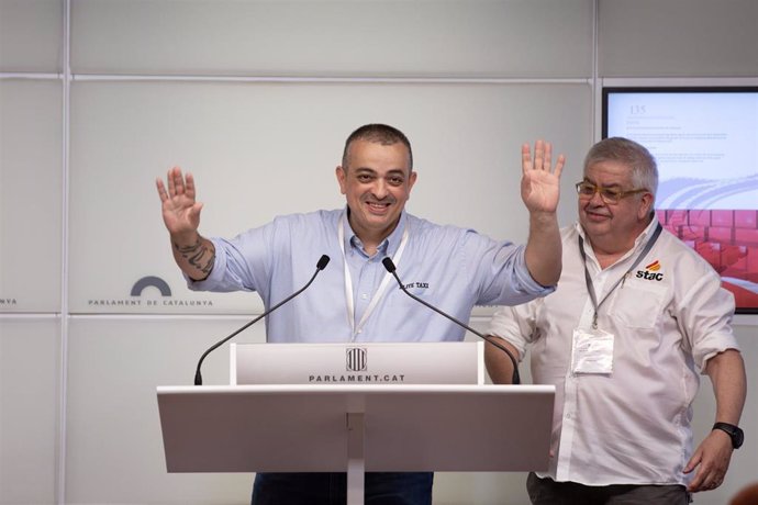 El portavoz de Élite Taxi, Tito Álvarez, en declaraciones a los medios en el Parlament de Catalunya