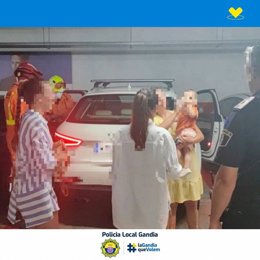 Bomberos y policía rescatan a un bebé atrapado en un coche en Gandia