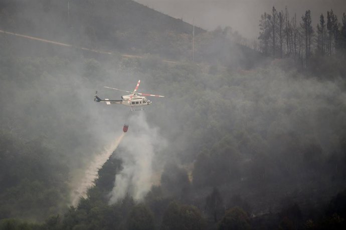 Un helicóptero trabaja en las labores de extinción de un incendio, a 18 de julio de 2022, en A Pobra do Brollón, Lugo