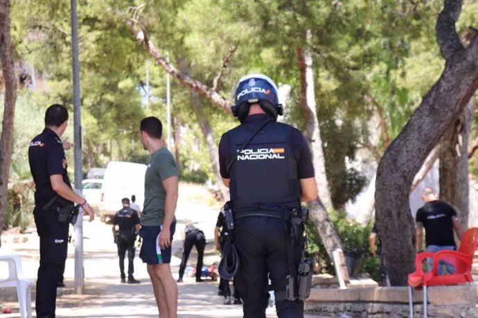 Agentes de la Policía Nacional en el lugar donde se ha producido este miércoles un tiroteo, en la ciudad de Alicante