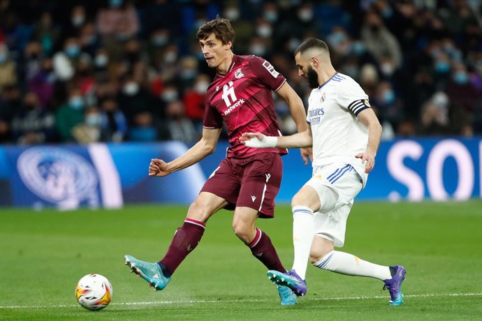 Archivo - Robin Le Normand of Real Sociedad and Karim Benzema of Real Madrid in action during the spanish league, La Liga Santander, football match played between Real Madrid and Real Sociedad at Santiago Bernabeu stadium on March 05, 2022, in Madrid, S