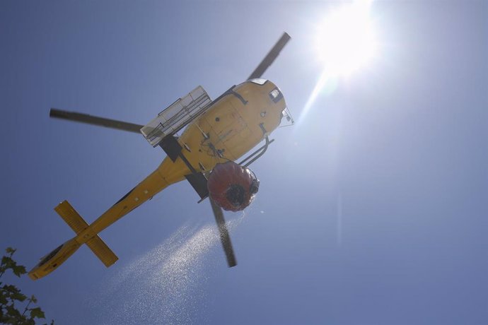 Un helicóptero trabaja en las labores de extinción del fuego en Cebreros (Ávila)