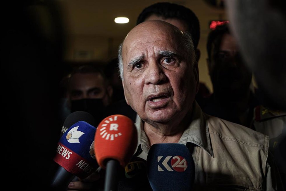 El ministro iraquí de Asuntos Exteriores, Fuad Hussein, habla con los representantes de los medios de comunicación mientras visita a los heridos en un hospital de la ciudad de Zakho tras el bombardeo turco de un complejo turístico en el norte de Irak. 