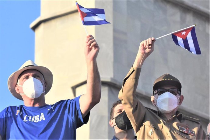 Archivo - El presidente de Cuba, Miguel Díaz-Canel, y su predecesor, Raúl Castro, en un desfile en la plaza de la Revolución de La Habana