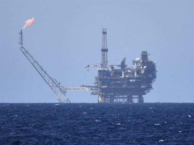 Archivo - Imagen de una plataforma de gas y petróleo frente a la costa de Libia en el Mediterráneo Central en la zona de Bahr Essalam Gas Field y Bouri Oilfiield.