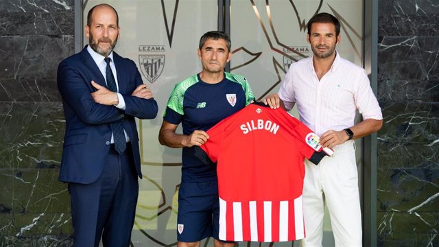 Borja Gonzalez , director de negocio del Athletic Club, Ernesto Valverde, entrenador del Athletic Club y Carlos Galluzzo, director de marketing de Silbon.