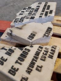 Servicios jurídicos del Ayuntamiento estudian posible recurso a sentencia que obliga a reponer placa de Largo Caballero