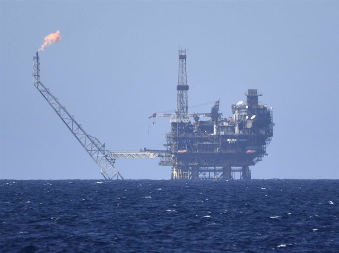 Archivo - Imagen de una plataforma de gas y petróleo frente a la costa de Libia en el Mediterráneo Central en la zona de Bahr Essalam Gas Field y Bouri Oilfiield.