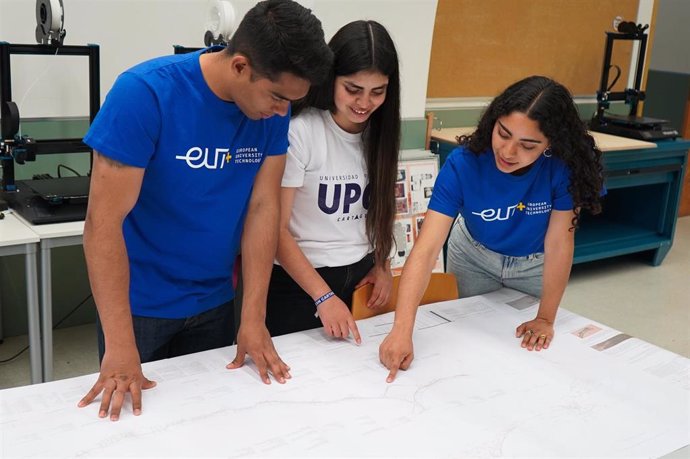 Archivo - Imagen adjunta de estudiantes de la UPCT en el taller de maquetas de la Escuela de Arquitectura y Edificación