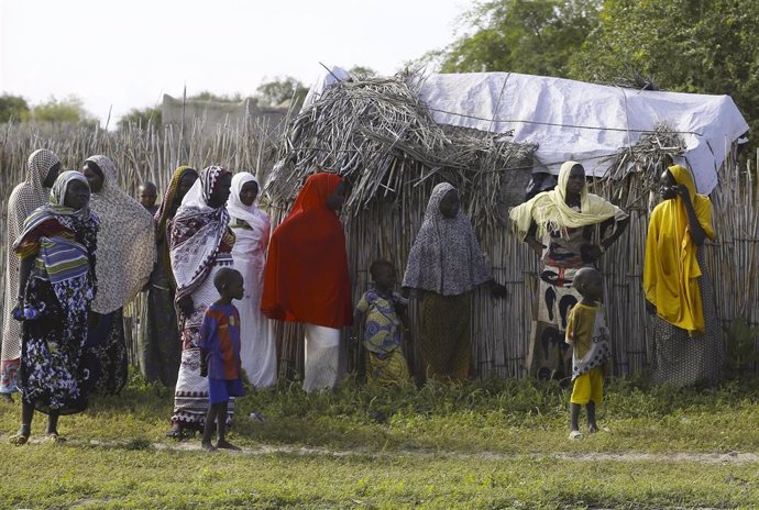 Archivo - Un grupo de personas en la capital de Chad, Yamena