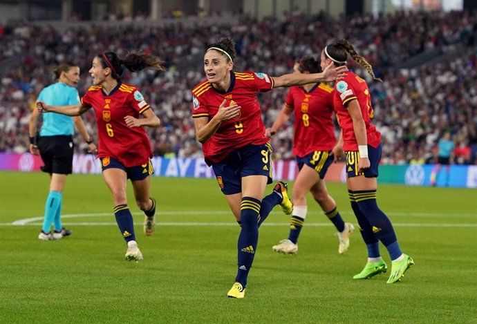 La jugadora española Esther González celebra el único tanto de España en el partido de cuartos de final contra Inglaterra de la Eurocopa femenina de fútbol en Brighton.