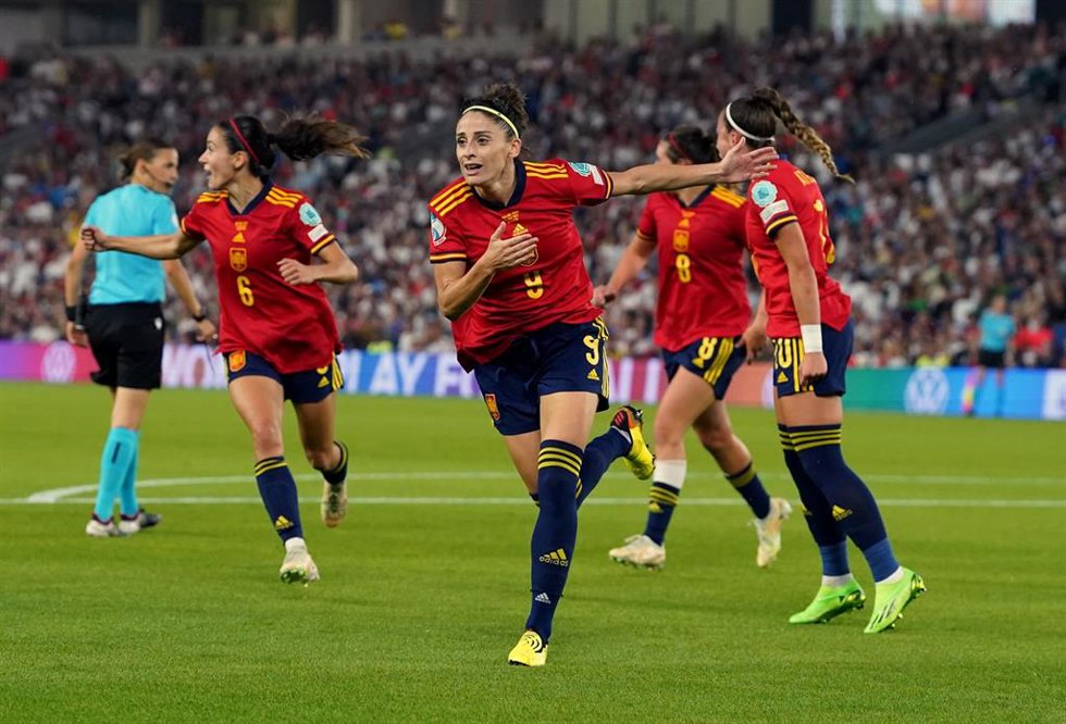 La jugadora española Esther González celebra el único tanto de España en el partido de cuartos de final contra Inglaterra de la Eurocopa femenina de fútbol en Brighton.