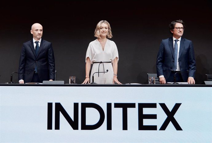 La presidenta de Inditex, Marta Ortega y el consejero Oscar  García Maceiras en la Junta General de Accionistas de la compañía