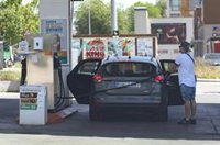 El precio de los carburantes cae por cuarta semana y el gasóleo se sitúa por debajo de los dos euros el litro