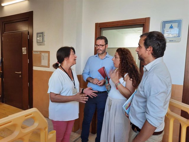 El alcalde de Palma, José Hila, durante la visita al colegio público del Coll d'en Rabassa. 