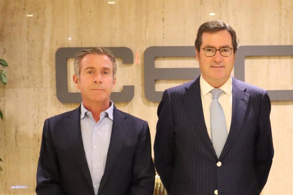 El secretario general de FECE, Alfredo Gosálvez, y el presidente de la CEOE, Antonio Garamendi