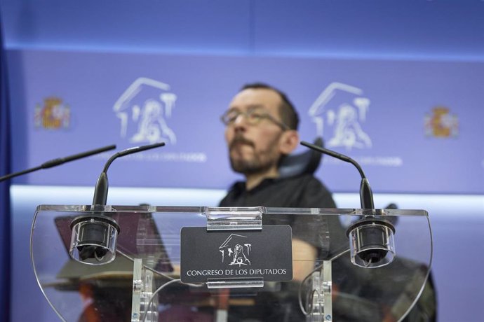 El portavoz de Unidas Podemos en el Congreso, Pablo Echenique, interviene en una rueda de prensa en el Congreso de los Diputados, a 28 de junio de 2022, en Madrid (España).